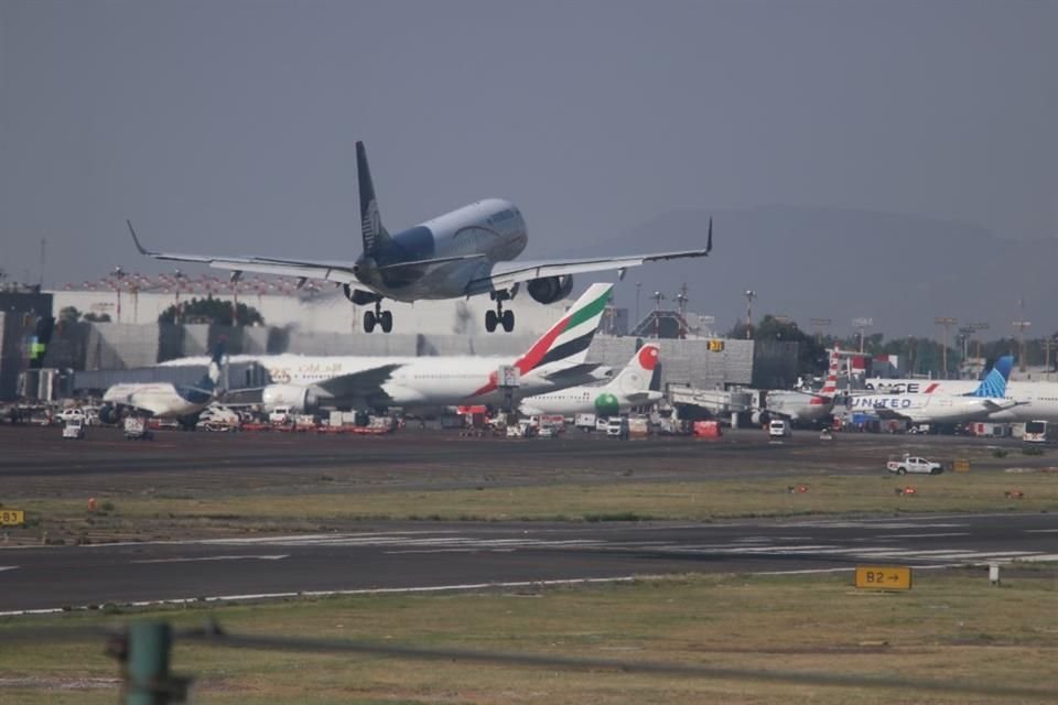 No hay nada que impida al Ejército o Marina que, al operar un aeropuerto y una aerolínea, le dé prioridad a su empresa aérea con precios accesibles.