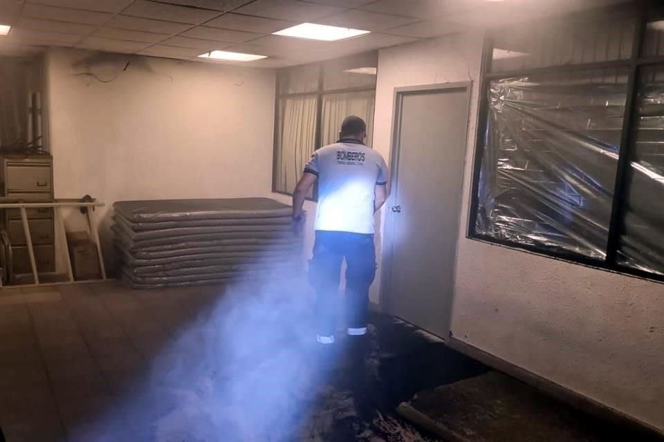 Elementos de seguridad y protección civil de Piedras Negras sofocaron un incendio provocado en instalaciones del INM en el Puente Internacional 2 de Piedras Negras-Eagle Pass.