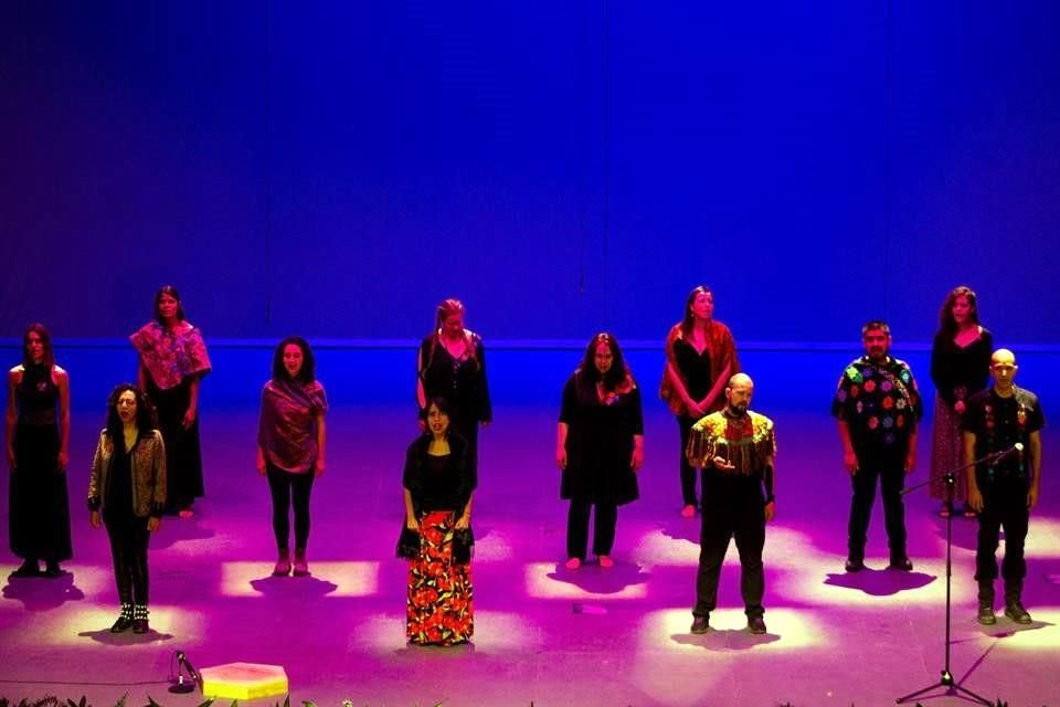 El Coro Acardenchado, dirigido por Juan Pablo Villa, Leika Mochán y María Emilia Martínez, está integrado por 23 voces.