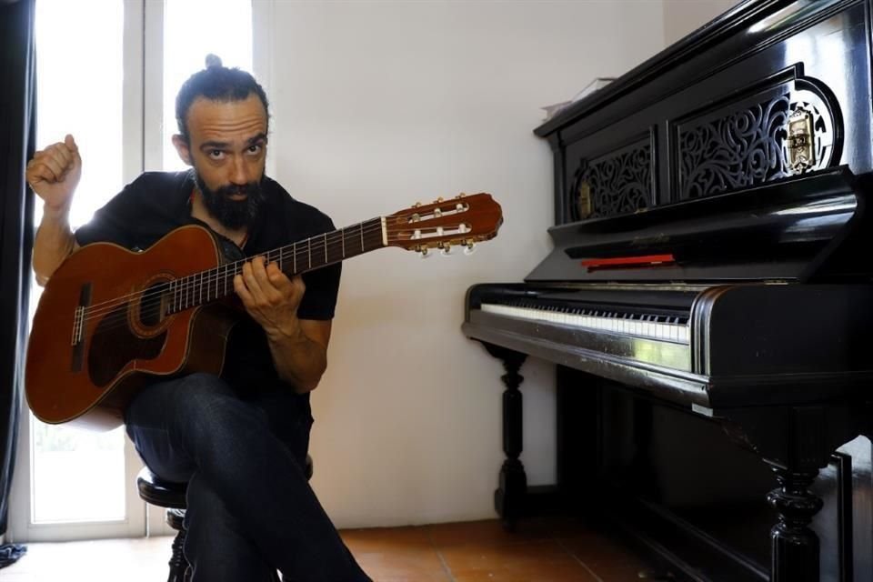 Además de los conciertos con el Coro Acardenchado, Juan Pablo Villa tendrá una presentación el sábado 21 a las 19:00 horas con el espectáculo musical 'Abre sus fauces la noche'.