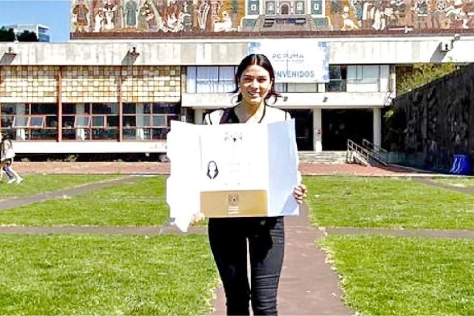 Ana Cecilia Jara lleva 2 años esperando una plaza en el IMSS, pese a su preparación y su mención honorífica en la UNAM no la ha obtenido; 'estamos en listas de espera', señaló.