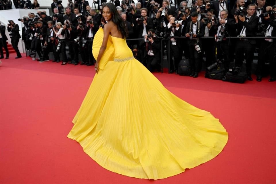 La modelo estadounidense Jasmine Tookes llegó sonriente y con un largo vestido amarillo a la proyección de 'Top Gun'.