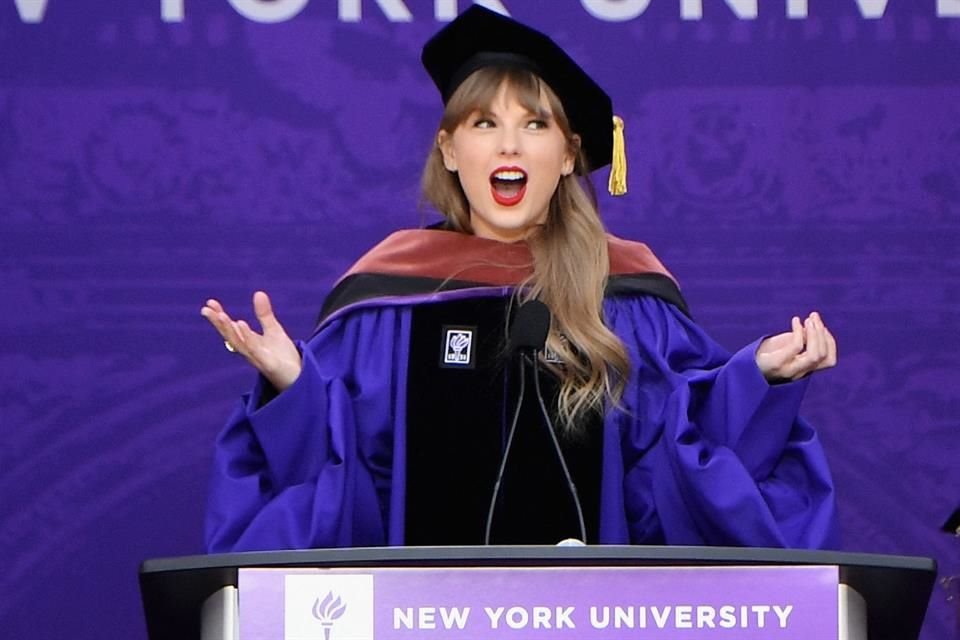 Taylor Swift recibió un doctorado honorario en bellas artes de la Universidad de Nueva York; da discurso a graduados en el Yankee Stadium.