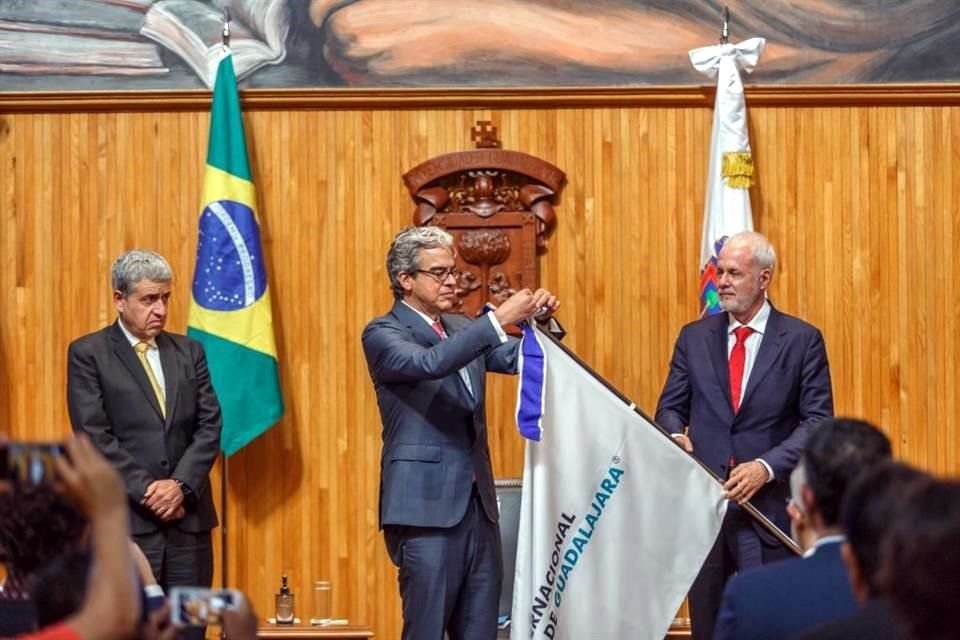 La Feria Internacional del Libro de Guadalajara recibió el miércoles la Medalla de la Orden de Río Branco que otorga el Gobierno de Brasil.