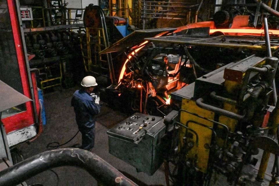 La actividad manufacturera tuvo mejor desempeño debido a que las empresas adelantaron sus pedidos en febrero y marzo para anticiparse a los aranceles de EU.