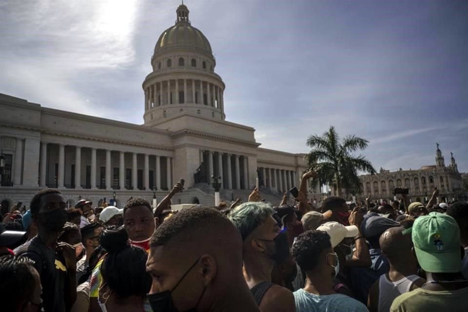 Manifestantes cubanos protestan en julio pasado en La Habana por la situación económica y la falta de libertades.