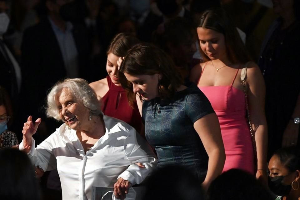 Poniatowska acompañada de sus nietas.