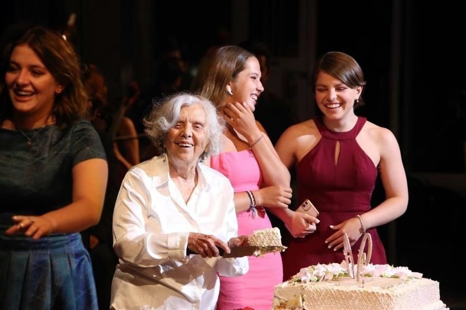La escritora y periodista partió un pastel en el recinto.