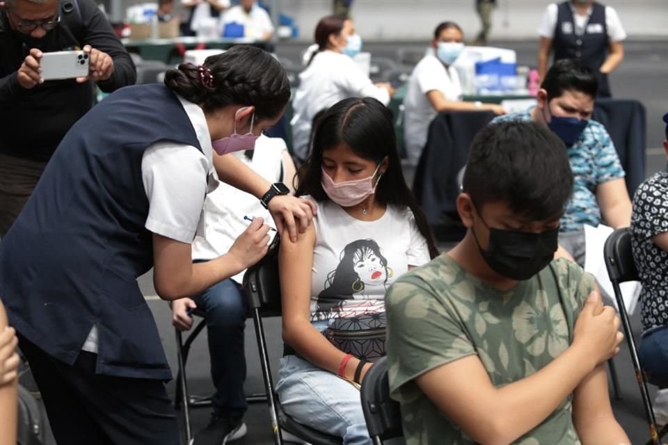 Adolescentes con comorbilidades recibieron ayer las primeras o segundas dosis de la vacuna contra Covid-19.