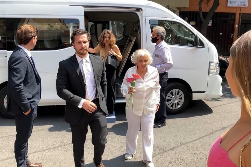 La escritora y periodista arribó a su comida hacia las 15:30, del brazo de su nieto Lucas Hagerman Haro. Ya algunos invitados la esperaban.