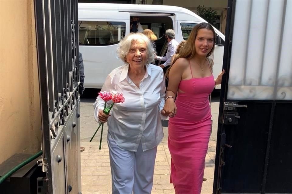 Otra nieta, Luna Hagerman Haro, la recibió en la puerta.