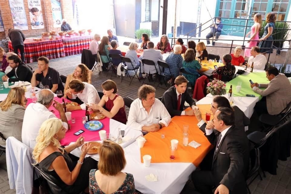 Los invitados, una treintena, se reunieron en el patio de la Fundación que lleva el nombre de la escritora.