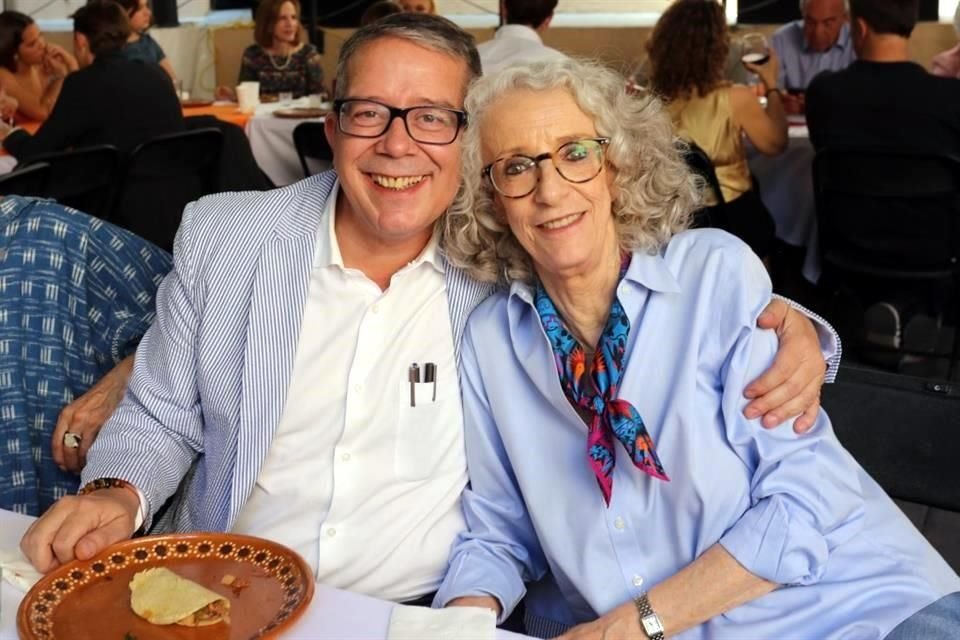 Entre los convidados se encontraban la escritora Marta Lamas, amiga cercana de Poniatowska, y el periodista Jenaro Villamil.