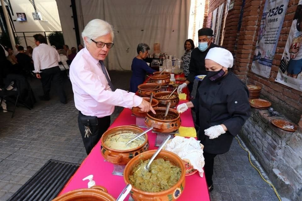 Mientras tanto, Emmanuel Haro Poniatowski, hijo de la autora, afinaba detalles de la taquiza: un variado menú de guisados.