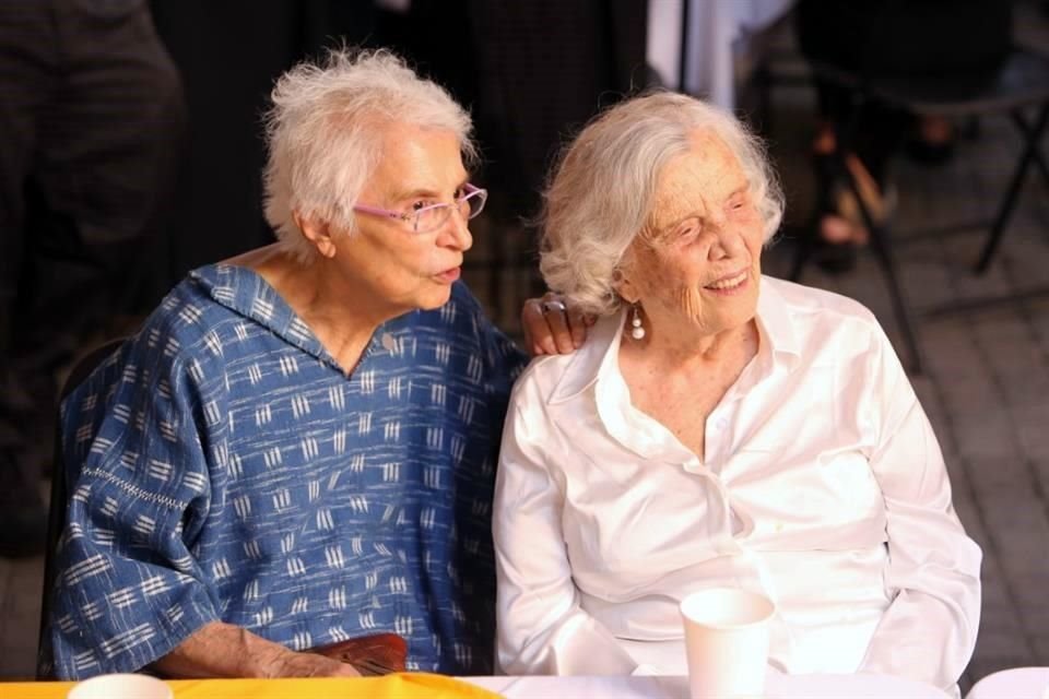 Marta Acevedo, activista feminista, también la acompañó.