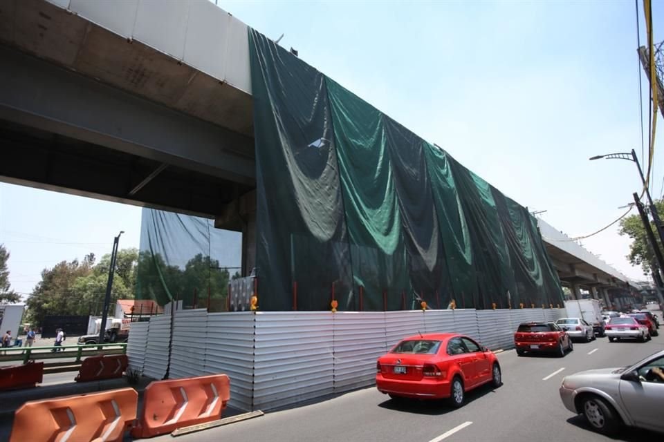 Las autoridades revisan con tecnología los trabajos en el tramo elevado.