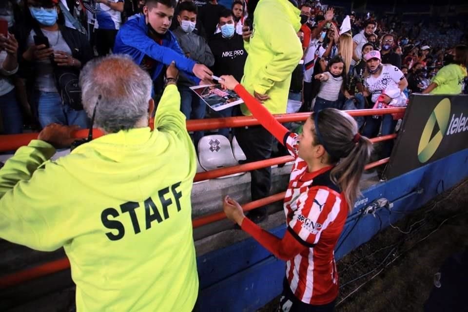 Al final algunas jugadores atendieron a los aficionados.