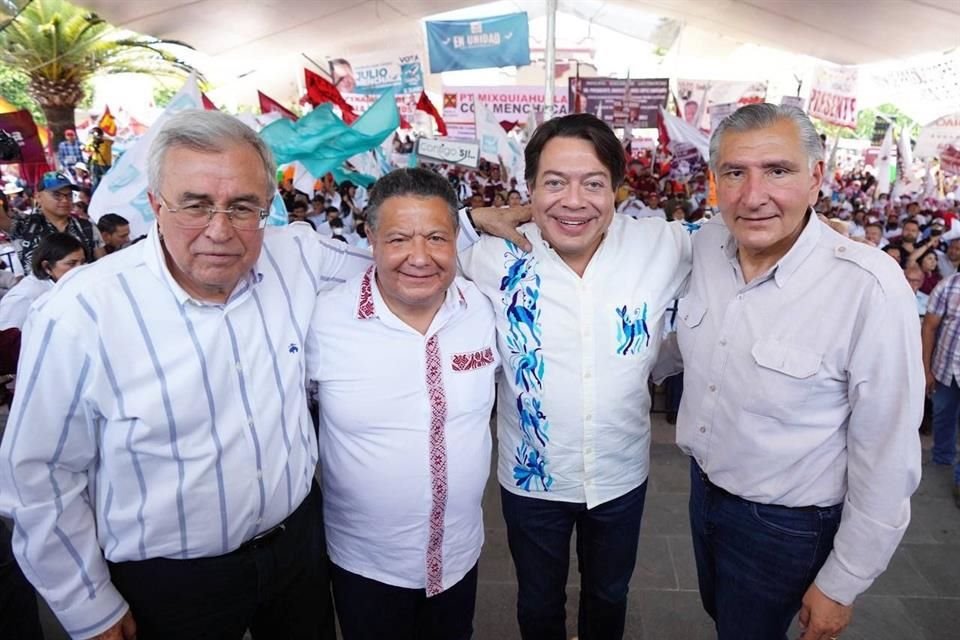 Ruben Rocha, Gobernador de Sinaloa; Julio Menchaca, candidato de Morena por Hidalgo; Mario Delgado, Presidente de Morena, y Adán Augusto, titular de Segob, durante un acto proselitista en Hidalgo.