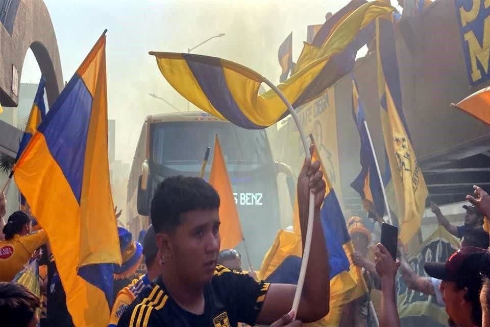 Algunos aficionados acudieron al hotel de concentración de Tigres para inyectarle confianza a los jugadores antes del juego contra Atlas.