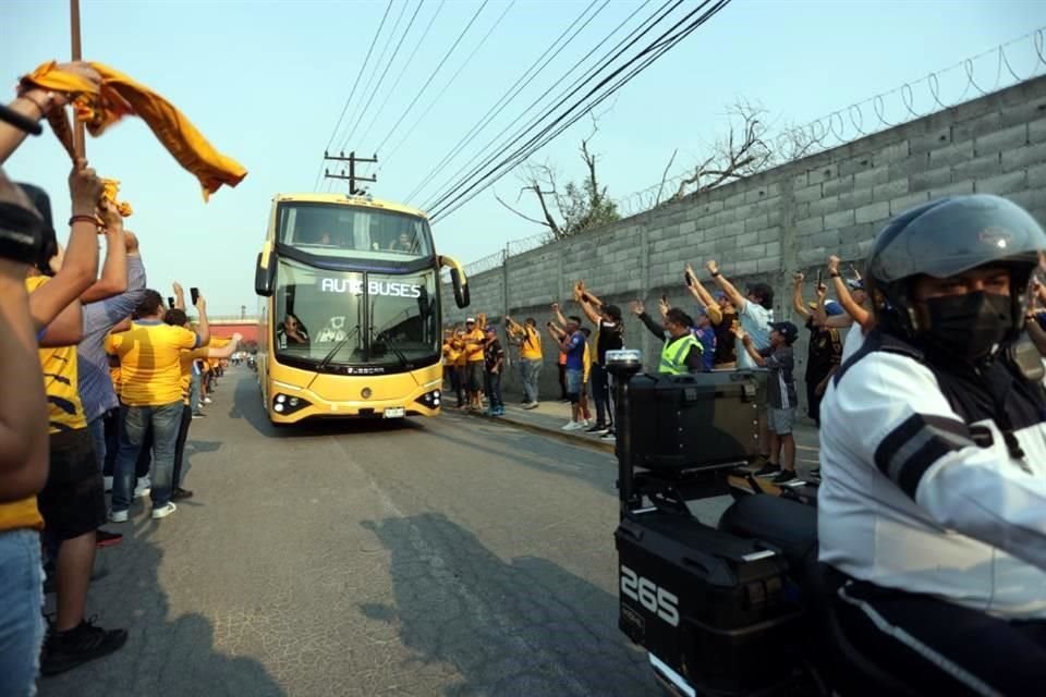 Alrededor de 100 aficionados recibieron a Tigres en el Uni.