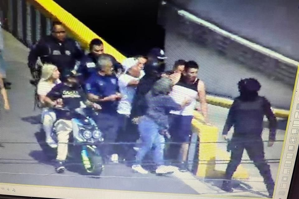 Durante la protesta, presuntamente uno de los comerciantes le quitó el arma a un policía y le disparó a tres agentes y a un colombiano que acompañaba la manifestación. 