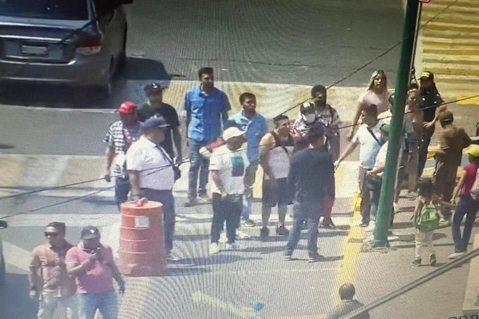 Tres uniformados, un ciudadano extranjero y un agresor resultaron lesionados en Tlalnepantla.