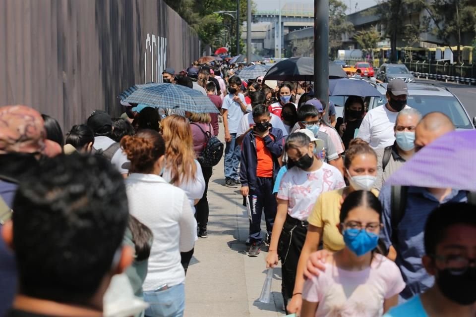 Largas filas se registraron ayer en la Sala de Armas.