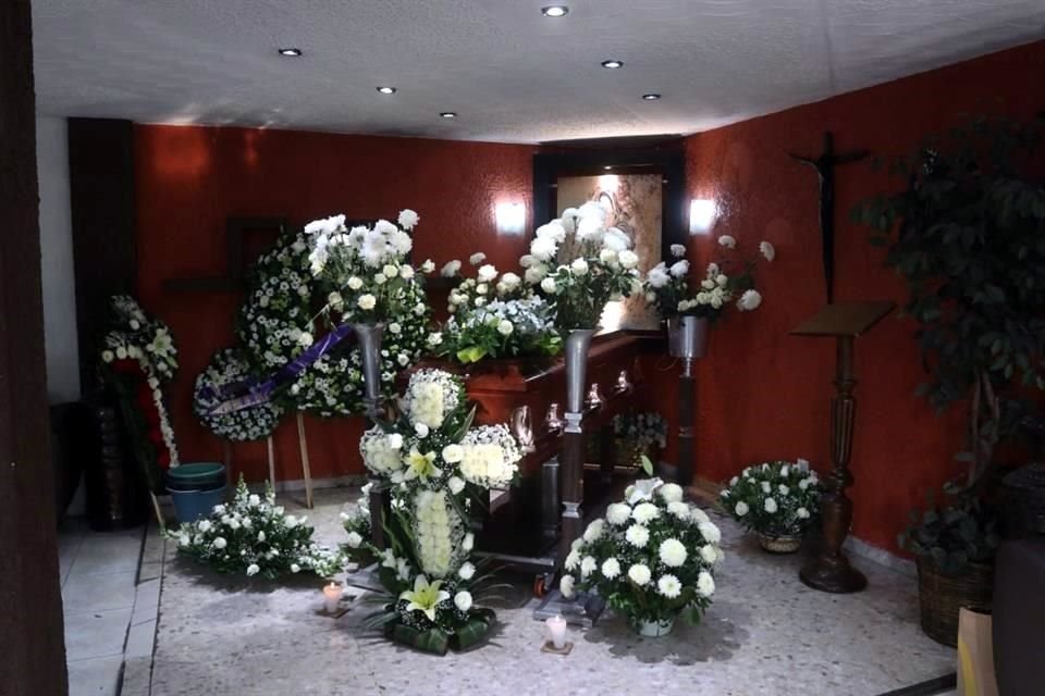 Desde ayer por la noche, familiares y amigos velan los restos de la mujer en una funeraria de Benito Juárez, que les ofreció el servicio gratuito.