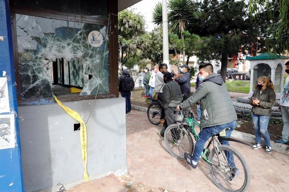 Una estación de policía afectada durante una jornada de protestas en la noche de este martes, en el sector de Candelaría, en Bogotá.