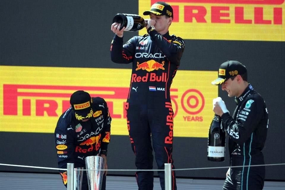 Max Verstappen en lo más alto del podio.