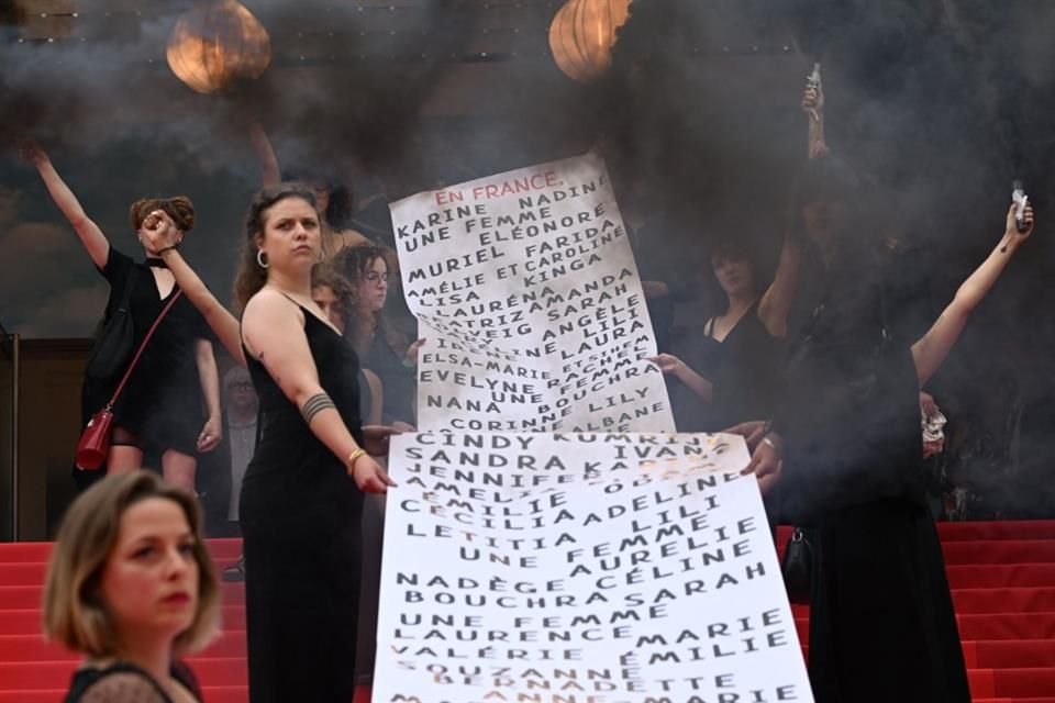 Un grupo de feministas desplegó una pancarta con nombres de mujeres asesinadas en Francia, durante el estreno de 'Holy Spider' en Cannes.