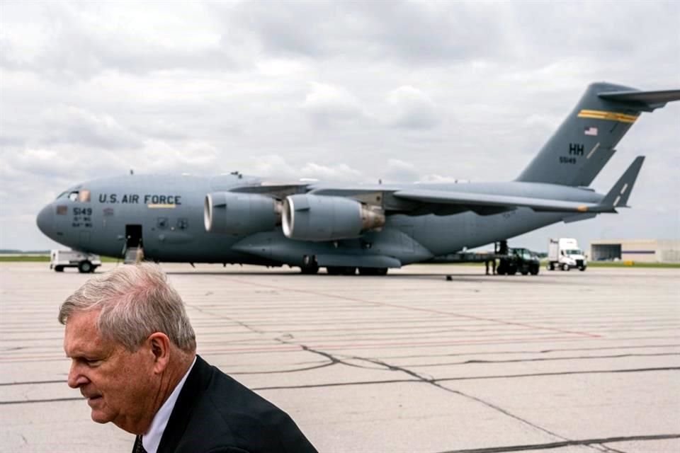El Secretario de Agricultura, Tom Vilsack, cerca del avión que aterrizó con la fórmula.