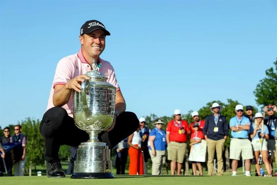 Justin Thomas presume su trofeo de campeón de la PGA.