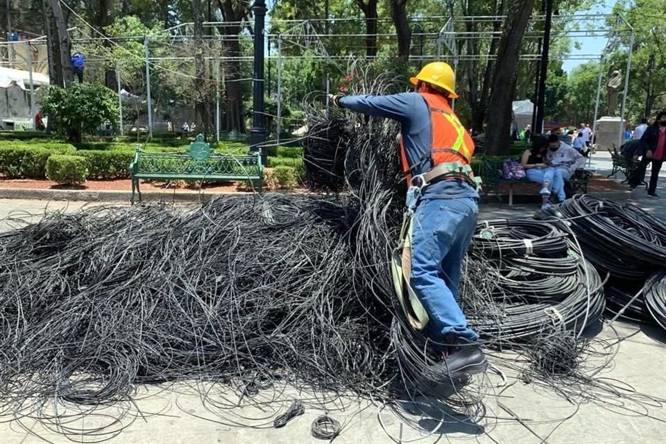 Como parte de recuperación de espacio público, la Alcaldía Coyoacán informó que fue retirada más de una tonelada de cable aéreo en el Centro Histórico.