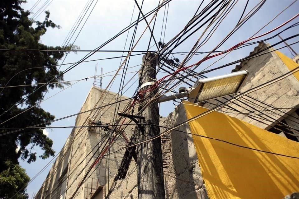 Pese a que maraña de cables es un problema que prolifera en CDMX, 3 iniciativas que buscan corregirlo están rezagadas en Congreso local.