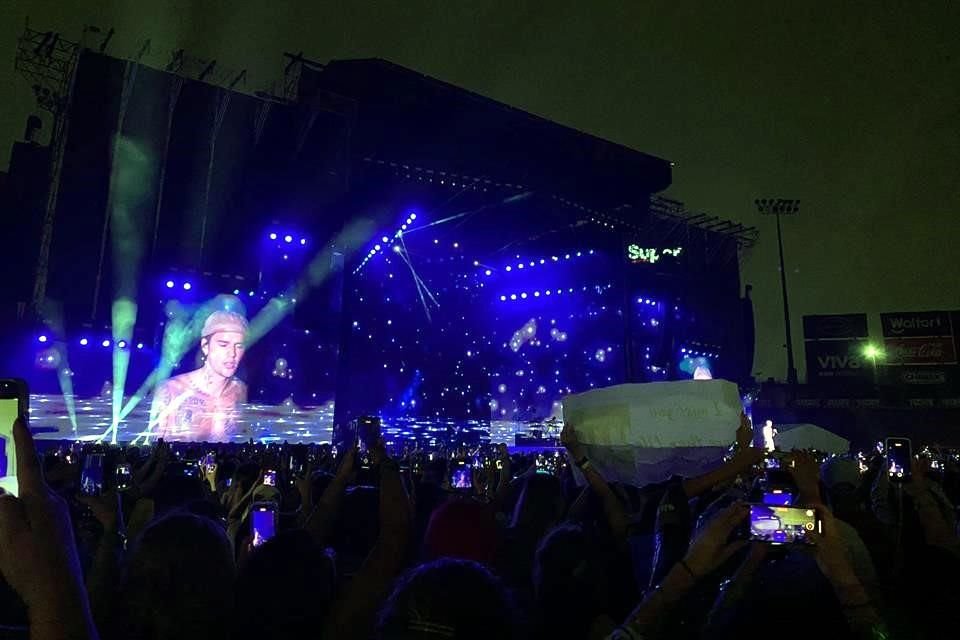 Las 'beliebers' le entregaron el alma y el corazón a su ídolo desde que apareció en el escenario.