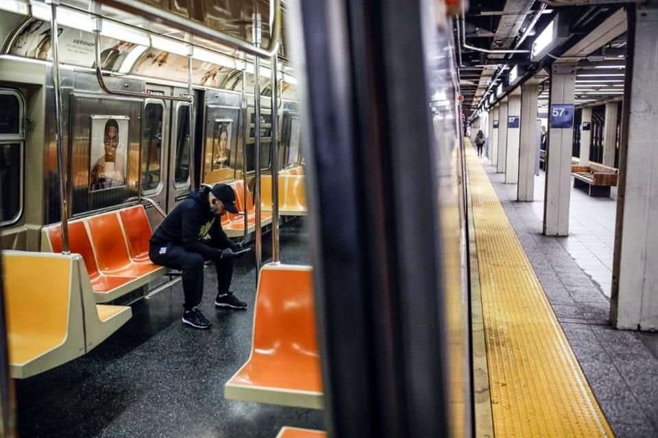 Según las autoridades neoyorquinas, Enríquez se dirigía a un almuerzo el domingo cuando el sospechoso le disparó en un tren en marcha.