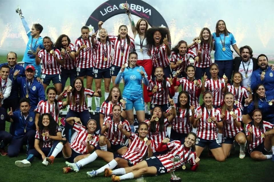 Las rojiblancas festejan el campeonato.