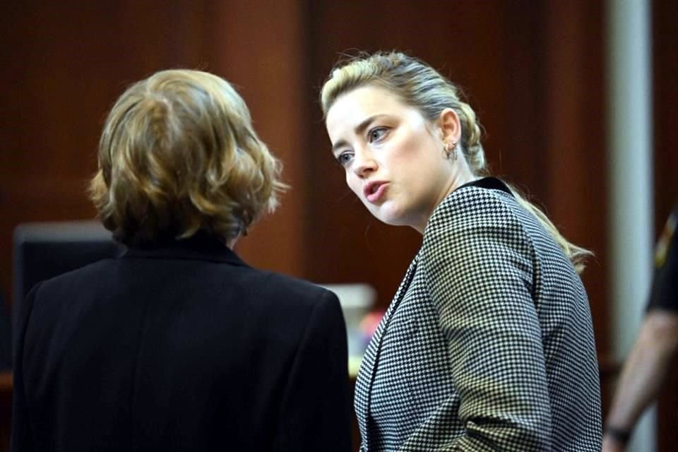 Los abogados de Amber Heard terminaron este martes de presentar su caso en contra de Johnny Depp, a quien decidieron ya no interrogar.