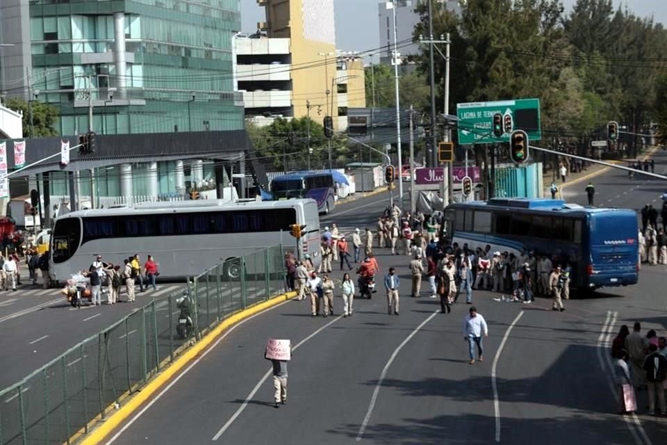 Los petroleros atravesaron camiones para impedir la circulación.