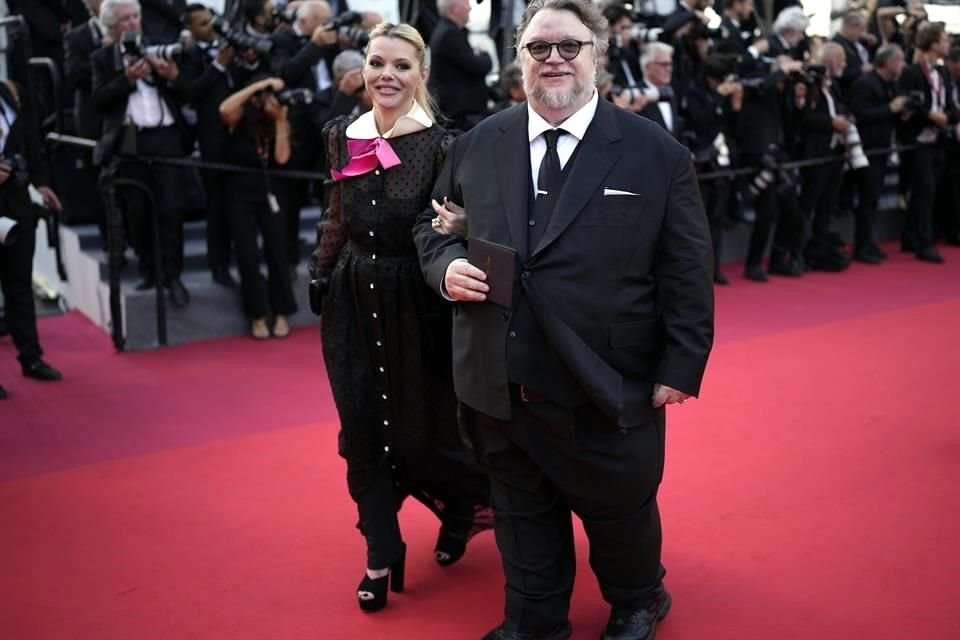 El mexicano Guillermo del Toro se unió a colegas como Gaspar Noé y Paolo Sorrentino en un simposio especial en el Festival de Cannes. En foto, el mexicano y su esposa, la escritora Kim Morgan.