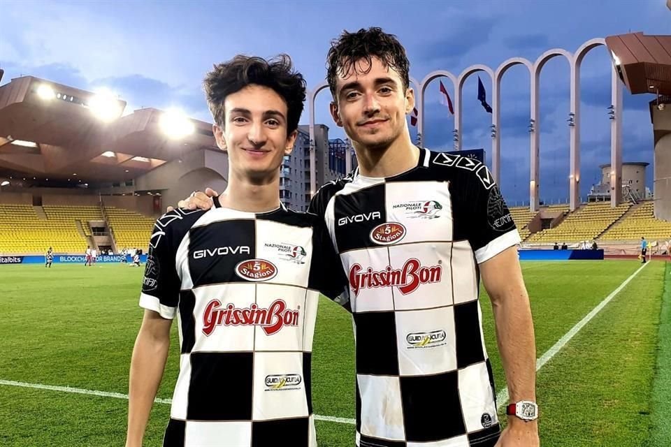 El monegasco Charles Leclerc (16) también estuvo en el partido.