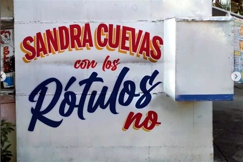 Gestores culturales critican a la Alcaldesa de la Cuauhtémoc, Sandra Cuevas, la eliminación de rótulos en puestos callejeros.