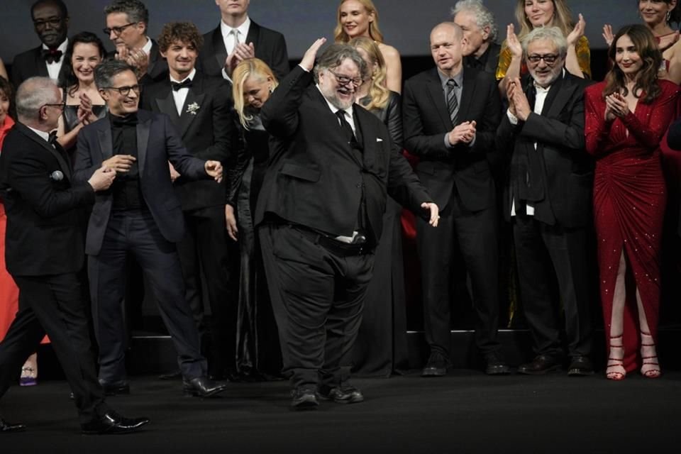 Guillermo del Toro y Gael García cantaron el tema 'Ella', de José Alfredo Jiménez, en pleno festejo del Festival de Cine de Cannes.