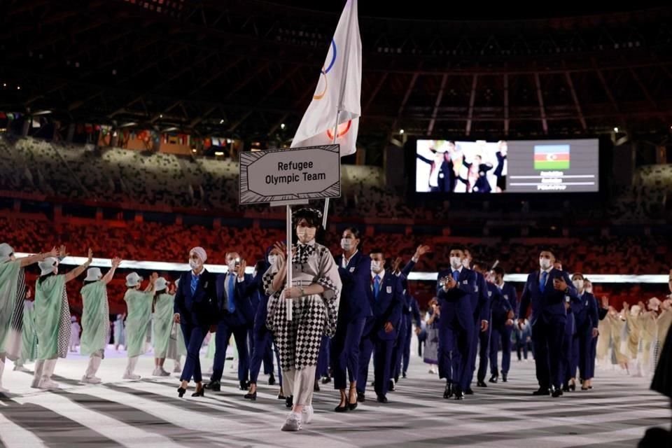 La delegación del Equipo Olímpico de Refugiados desfila durante la ceremonia inaugural de los Juegos Olímpicos de Tokio 2020.