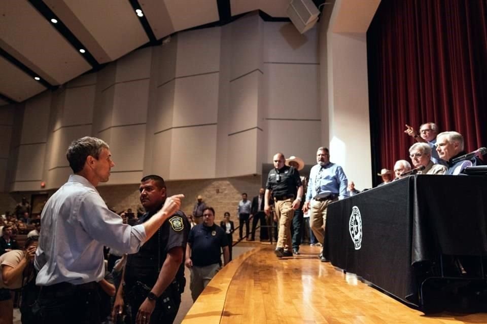 Beto O'Rourke interrumpió la conferencia de prensa de Abbott para reclamar al Gobernador por el tiroteo.