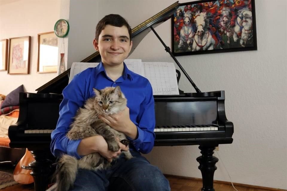 El joven músico y compositor tiene 16 años; la próxima será su segunda presentación en la sala neoyorquina. En esta imagen, acompañado de su gato, en su casa.