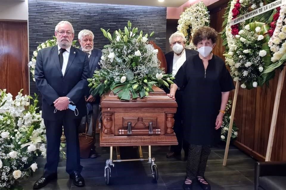 Gonzalo Celorio, Margo Glantz, Adolfo Castañón y Felipe Garrido, integrantes de la Academia Mexicana de la Lengua, montaron guardia al poeta Eduardo Lizalde durante su funeral, la tarde de este miércoles.
