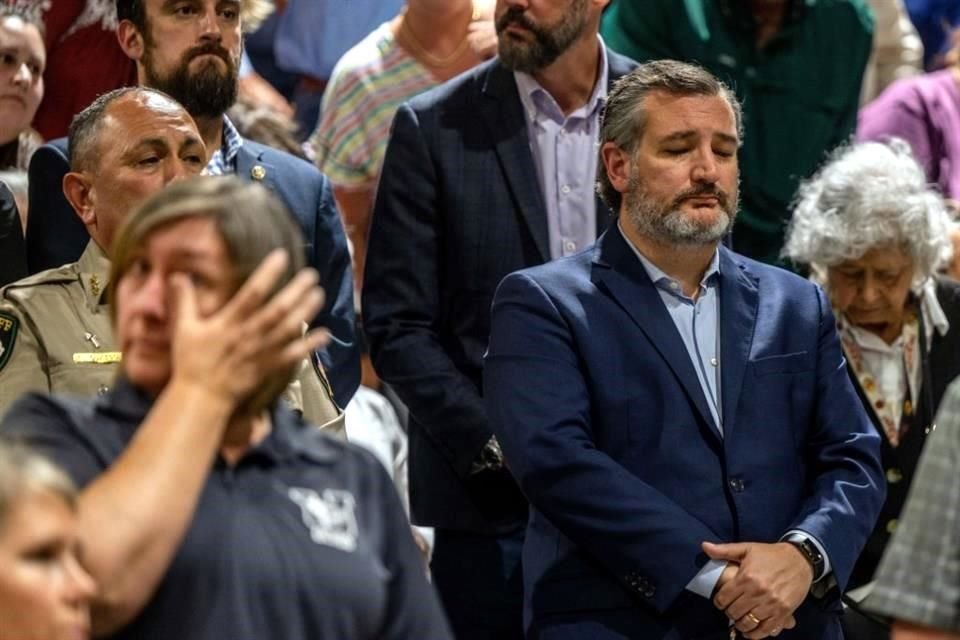 Ted Cruz asistió junto con otros líderes locales a una vigilia por las víctimas del tiroteo.