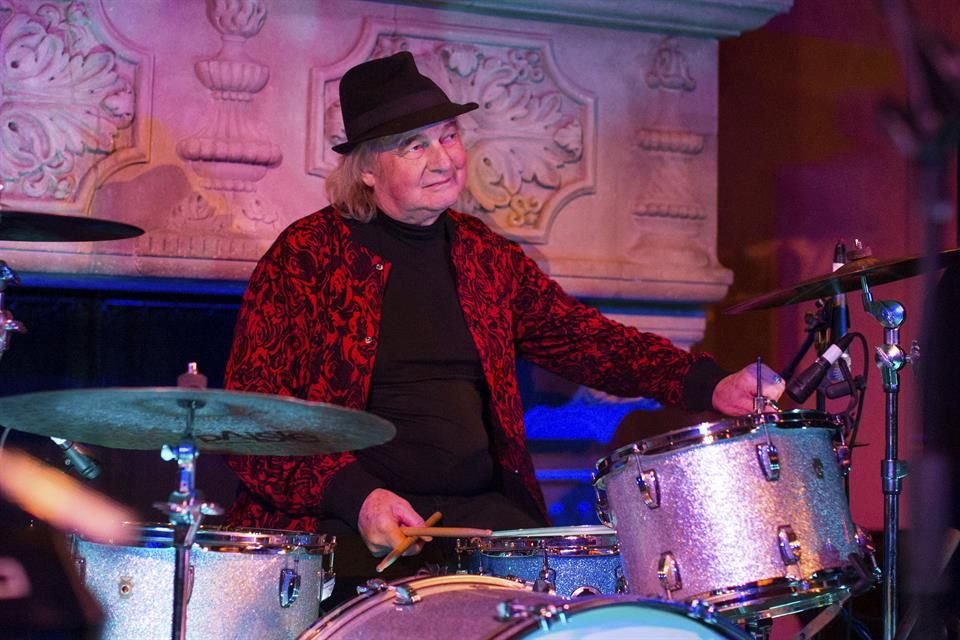 El percusionista Alan White, integrante de la banda YES y Plastic Ono Band, liderada por John Lennon, falleció a los 72 años.